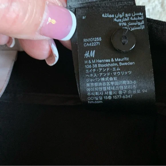 NWOT PENCIL SKIRT W/TWO FRONT FUNCTIONAL ZIPPERED POCKETS. GOLD ZIPPER IN BACK. - Picture 5 of 5